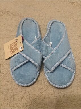 Muk Luks Sky Blue Plush Crisscross Slippers (size M: 7-8)